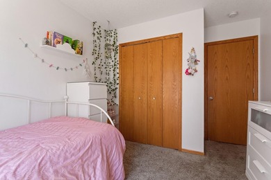 Location, location. Beautiful entry, with room to move about - photo 15