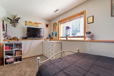 Location, location. Beautiful entry, with room to move about - photo 16