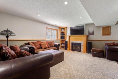 Location, location. Beautiful entry, with room to move about - photo 18