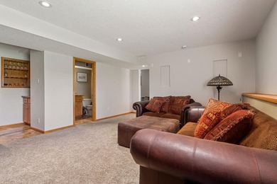 Location, location. Beautiful entry, with room to move about - photo 21