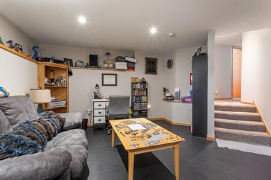 Location, location. Beautiful entry, with room to move about - photo 22