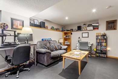 Location, location. Beautiful entry, with room to move about - photo 23