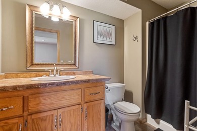 Location, location. Beautiful entry, with room to move about - photo 24