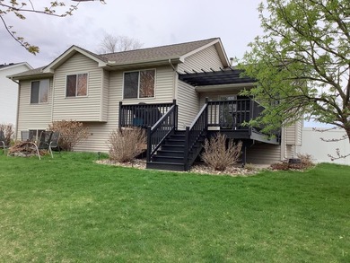 Location, location. Beautiful entry, with room to move about - photo 26
