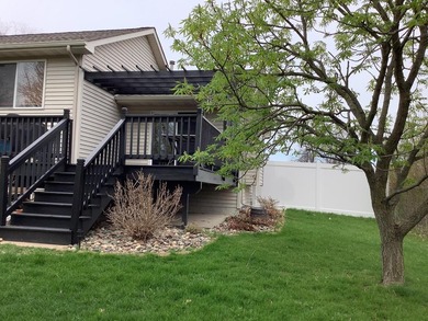 Location, location. Beautiful entry, with room to move about - photo 27