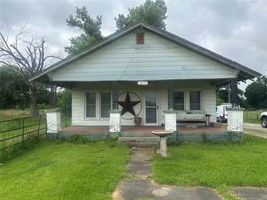 Looking for a country home at the edge of town? This 2 bedroom - photo 1