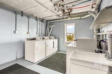 Beautiful studio/efficiency condo perfectly located directly - photo 14