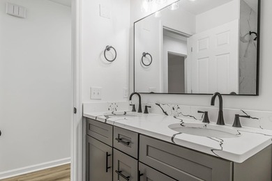 Welcome to this beautifully fully renovated, move-in-ready - photo 14