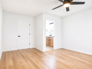 Welcome to this beautifully fully renovated, move-in-ready - photo 18