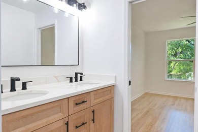 Welcome to this beautifully fully renovated, move-in-ready - photo 20