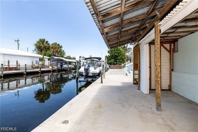Welcome to your dream home in Bokeelia! Waterfront canal home - photo 3