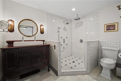 Welcome home to this gorgeous, fully renovated Acadian-style - photo 15