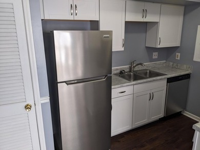 Updated 1BR/1BA Townhome in West AshleyDon't miss this move-in - photo 4