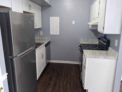 Updated 1BR/1BA Townhome in West AshleyDon't miss this move-in - photo 5