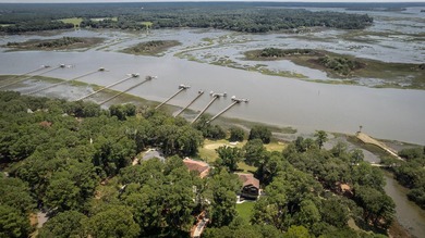 Beyond the gates of Stono Ferry, where manicured fairways - photo 4