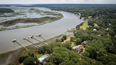 Beyond the gates of Stono Ferry, where manicured fairways - photo 5