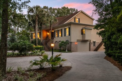 Beyond the gates of Stono Ferry, where manicured fairways - photo 10