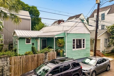 Charming 2 bedroom, 1 bath cottage on a quiet one way street - photo 2