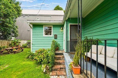 Charming 2 bedroom, 1 bath cottage on a quiet one way street - photo 4