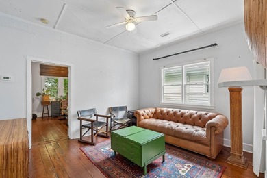 Charming 2 bedroom, 1 bath cottage on a quiet one way street - photo 6