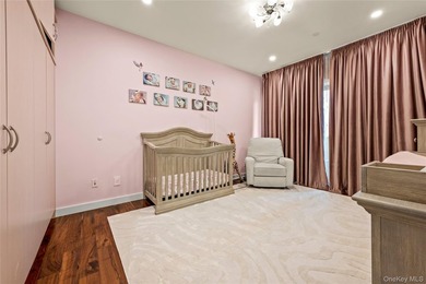 Experience luxury penthouse living in the heart of Rego Park! - photo 15