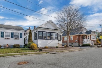 Stunning newly renovated home located in the heart of Newport - photo 20