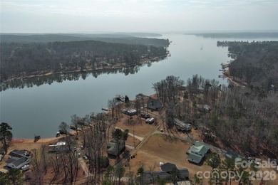 Welcome to your own private lakeside retreat! This stunning - photo 4