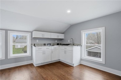 Stunning fully remodeled 2-family home in Middletown, offering - photo 16
