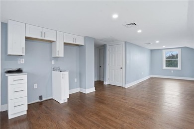 Stunning fully remodeled 2-family home in Middletown, offering - photo 17