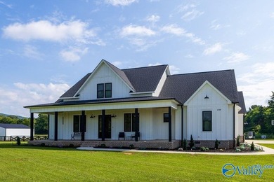 2 YEAR OLD HOME AND HAS THE BEAUTIFUL MODERN FARMHOUSE FEEL AND - photo 3