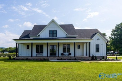 2 YEAR OLD HOME AND HAS THE BEAUTIFUL MODERN FARMHOUSE FEEL AND - photo 8