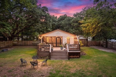 Welcome to this enchanting 2-bedroom, 2-bath cottage, perfectly - photo 2