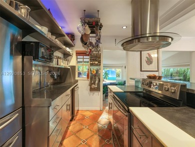 Tucked away on a quiet, tree-lined street in the coveted Glenvar - photo 9