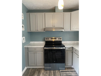 Welcome to 121 Northwest Drive! This charming 3 bedroom, 1.5