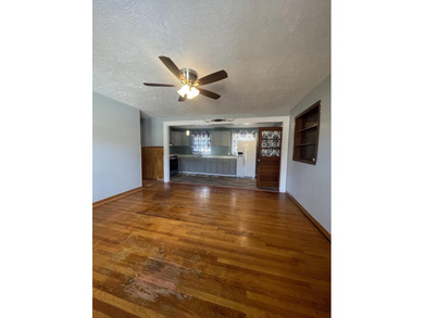 Welcome to 121 Northwest Drive! This charming 3 bedroom, 1.5