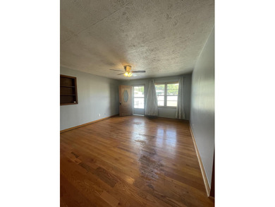 Welcome to 121 Northwest Drive! This charming 3 bedroom, 1.5