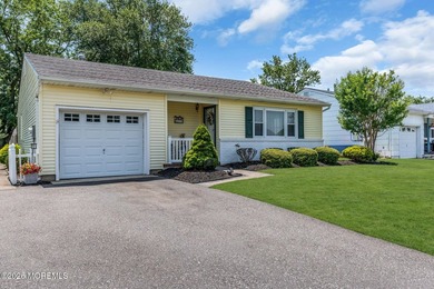 Move right into this well-maintained 2-bedroom, 2-bath home in - photo 4