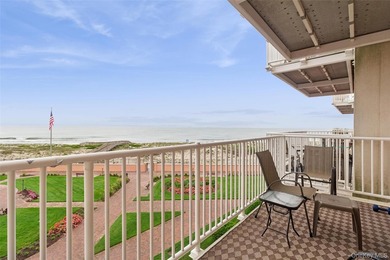 Experience coastal luxury in this beautifully appointed - photo 1