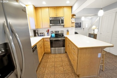 Enjoy the coastal lifestyle in this charming cottage home in the - photo 11