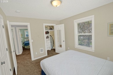 Enjoy the coastal lifestyle in this charming cottage home in the - photo 24