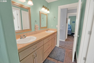 Enjoy the coastal lifestyle in this charming cottage home in the - photo 28