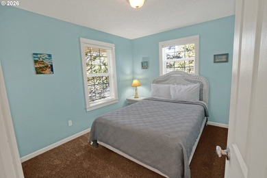 Enjoy the coastal lifestyle in this charming cottage home in the - photo 32
