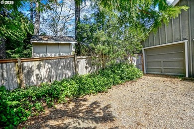 Enjoy the coastal lifestyle in this charming cottage home in the - photo 42