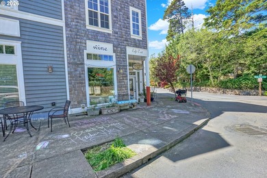 Enjoy the coastal lifestyle in this charming cottage home in the - photo 44