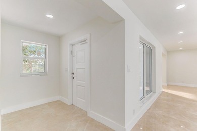 A modern remodeled waterfront oasis in the heart of Fort - photo 5