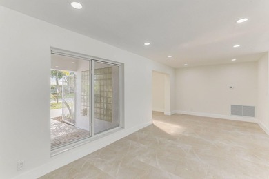 A modern remodeled waterfront oasis in the heart of Fort - photo 7