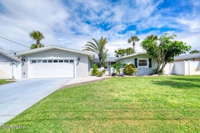 (private lake, pond, creek) Home For Sale in South Daytona Florida