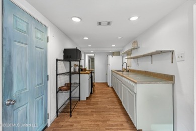 Come and see this 3 bedroom 2 bath fish camp on a deep water - photo 12