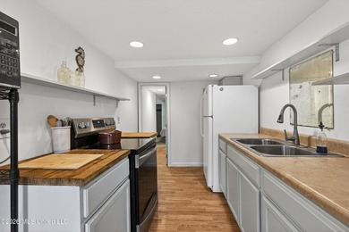 Come and see this 3 bedroom 2 bath fish camp on a deep water - photo 13