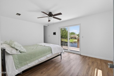 Come and see this 3 bedroom 2 bath fish camp on a deep water - photo 15